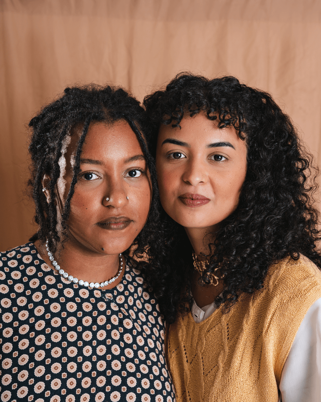Francinai Gomes e Bárbara Borges, escritoras do livro "Saber de mim" e fundadoras do Pra Preto Psi