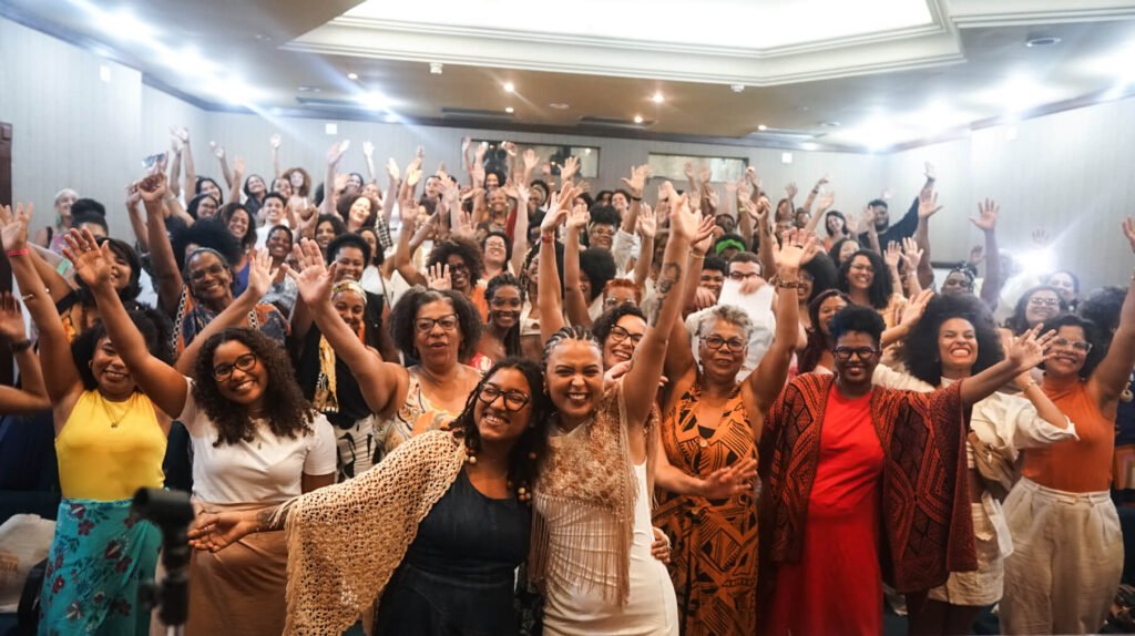 Bárbara Borges e Francinai Gomes, fundadoras do projeto Pra Preto Psi, celebram com muitas mulheres negras a formação em clínica racializada e saúde mental da população negra, realizada no auditório do museu Eugenio Teixeira Leal, em salvador-ba