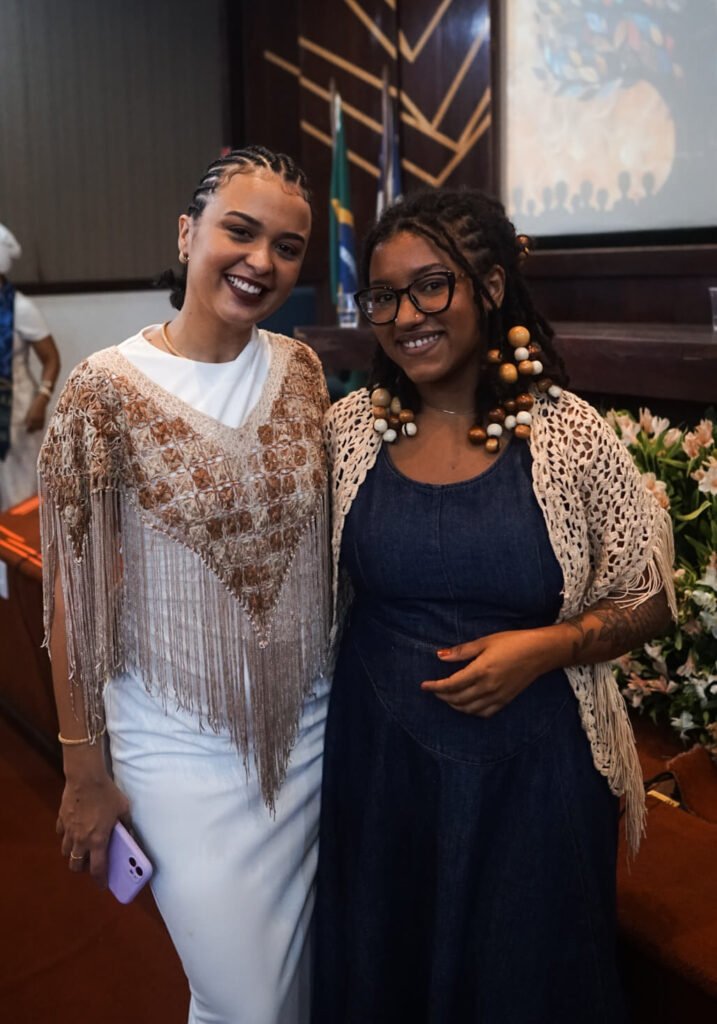 Barbara Borges à direita e Francinai Gomes à esquerda, fundadoras do Pra Preto Psi, lançam plataforma de consulta a profissionais credenciados no projeto. 