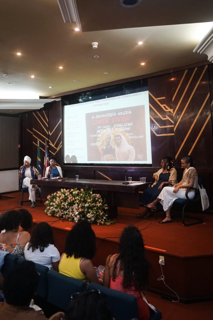 Representantes da ANPSINEP e do Pra Preto Psi no evento presencial da formação em clínica racializada em salvador/BA 